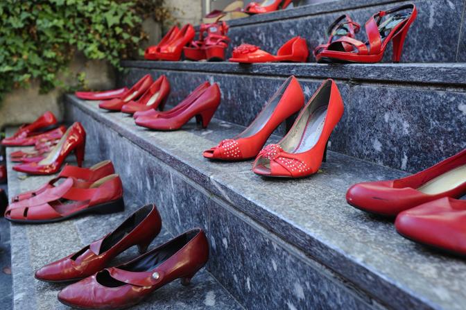 scarpe rosse contro la violenza sulle donne davanti il centro di produzione Rai di Corso Sempione.